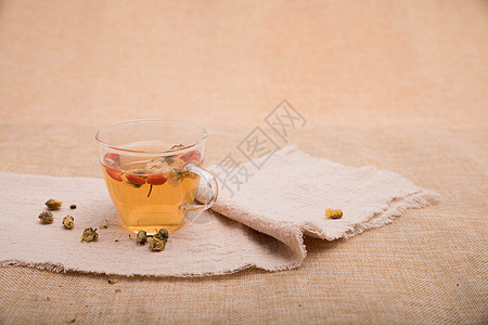 桌台上菊花枸杞养生茶图片