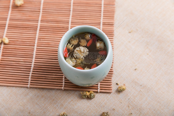 竹编上的菊花枸杞茶图片