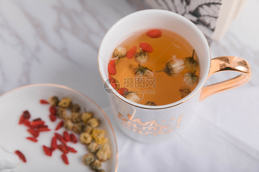 香甜可口的菊花枸杞茶图片