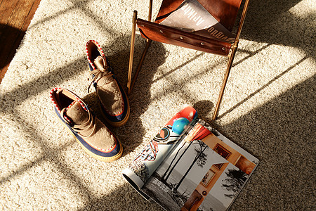 地毯上的鞋子和杂志图片