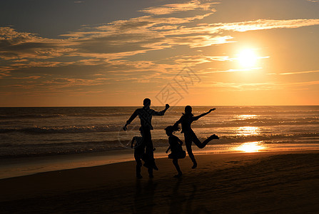 沙滩上玩耍的一家人背景图片