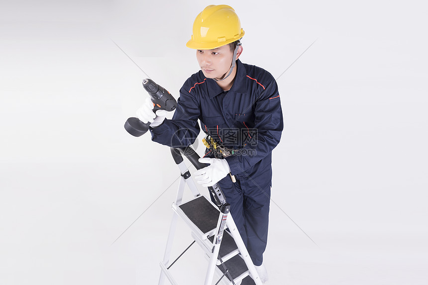男子爬梯子工作底图图片