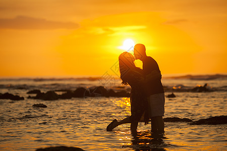 情侣婚纱接吻照夕阳晚霞下的情侣背景