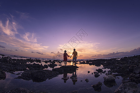 婚纱橱窗夕阳晚霞下的情侣背景