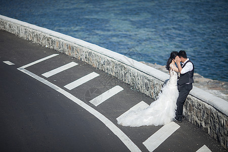 情侣婚纱接吻照旅拍婚纱背景