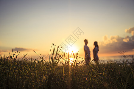 婚纱橱窗夕阳晚霞下的情侣背景