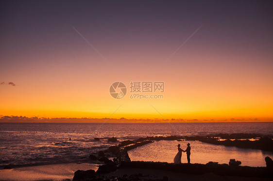 夕阳晚霞下的情侣图片