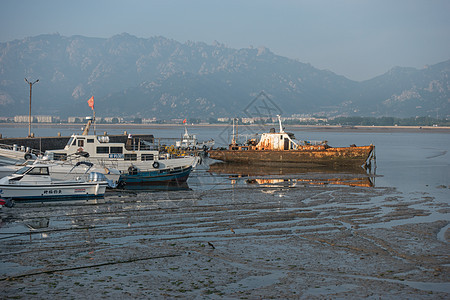 青岛海边渔船图片