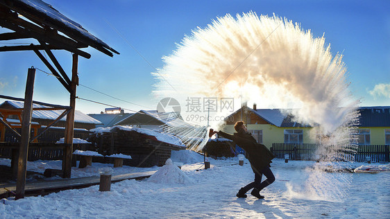 漠河北极村泼水成冰图片