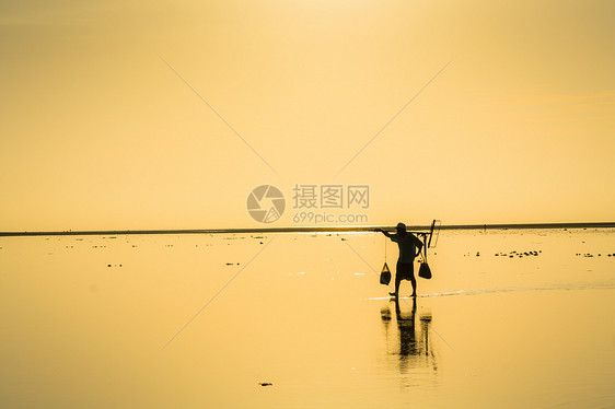 台湾台中高美湿地人像剪影图片