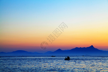 黄色渐变叹号海边山脉夕阳美景背景