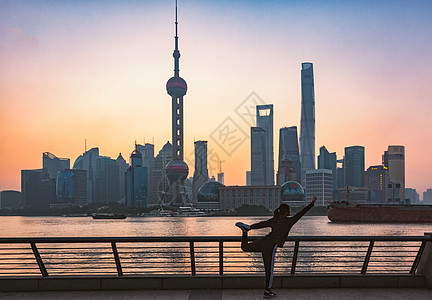 东方明珠剪影上海日出背景