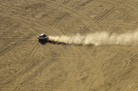 新疆沙漠越野汽车运动背景图片