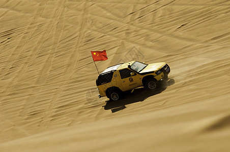 新疆沙漠越野汽车运动背景图片