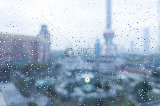 雨滴朦胧中的东方明珠图片