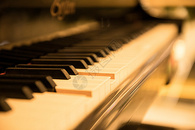 钢琴黑白键特写虚化图片