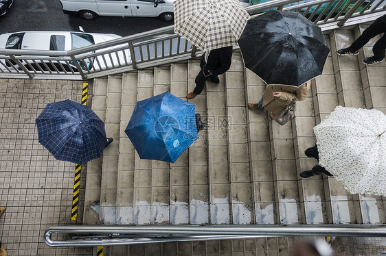 下雨天打伞图片