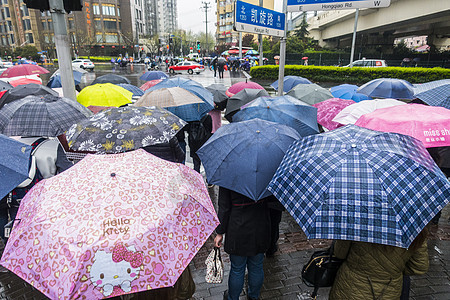 下雨天打伞背景图片