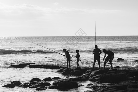 海边四个孩子的钓鱼图片