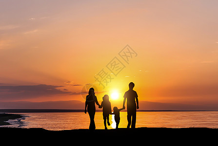 黄昏海岸夕阳下家庭剪影设计图片