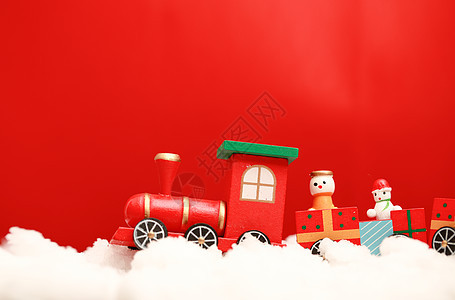 圣诞雪地里的玩具火车图片