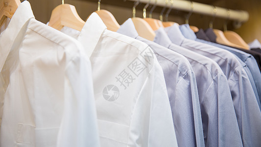 白色衣服素材服装店衣架上摆放的衣物背景