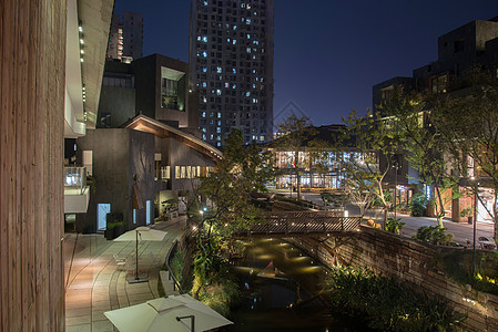 夜晚女孩休闲街区夜景背景