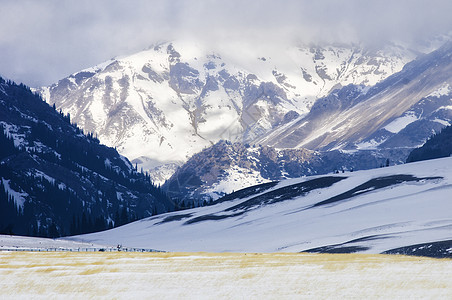 新疆雪山雪原图片