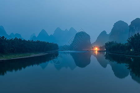 清晨如水墨画般的桂林漓江山水背景