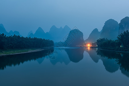 清晨如水墨画般的桂林漓江山水图片