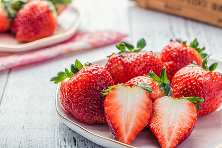 一盘草莓新鲜水果草莓背景