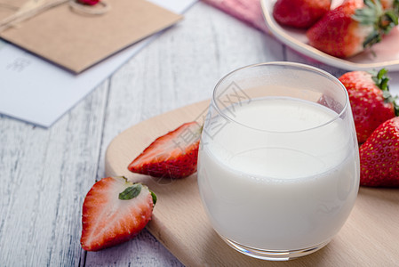 新鲜草莓牛奶高清图片
