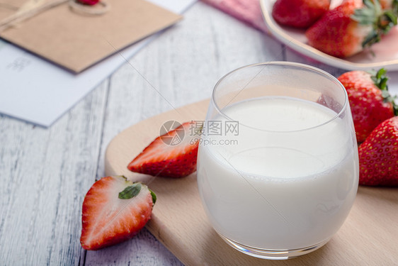 新鲜草莓牛奶图片