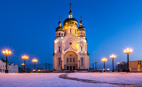 俄罗斯建筑冬天雪中童话般的教堂背景