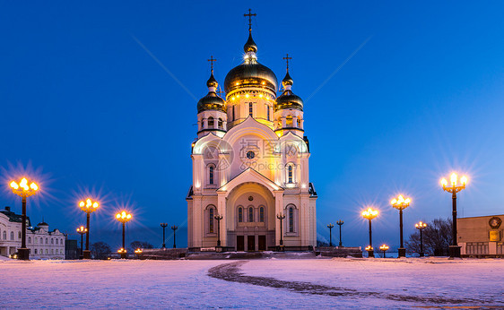 冬天雪中童话般的教堂图片