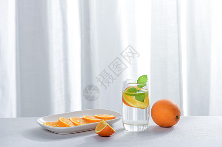 水果橙子和白色纱窗高清图片