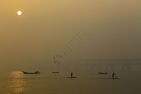 夕阳下的渔人图片