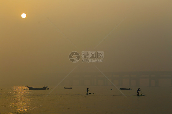 夕阳下的渔人图片