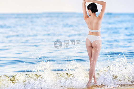 海边度假的美女图片