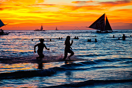 夕阳海滩海边的欢乐背景