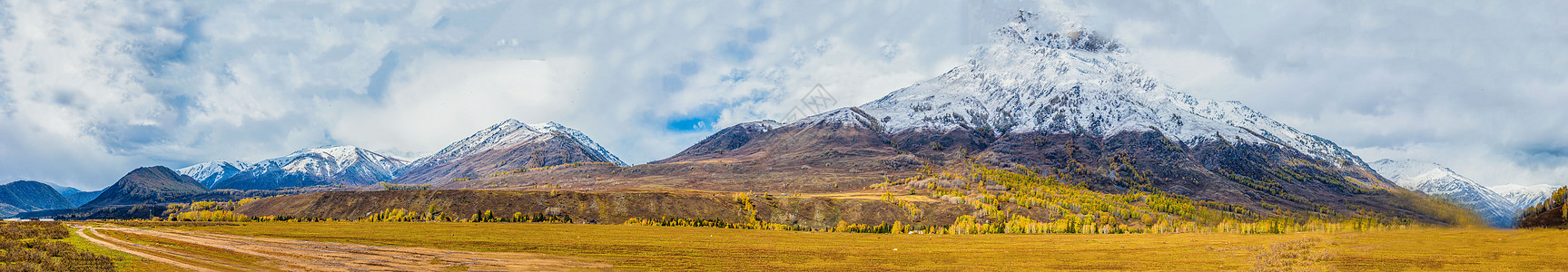 新疆草原北疆秋色雪山全景背景
