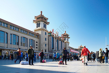 春节购票北京站坐火车回家的人背景