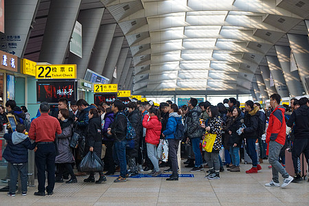 铁路站台北京南站赶火车的人们背景