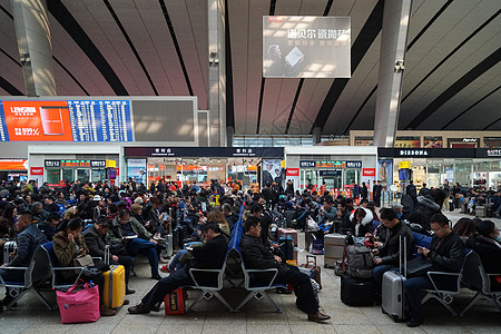 北京南站赶火车的人们图片