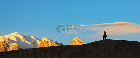 夕照雪山下的骑士图片