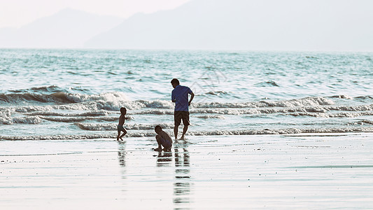 在海边参加亲子活动的幸福的一家人图片