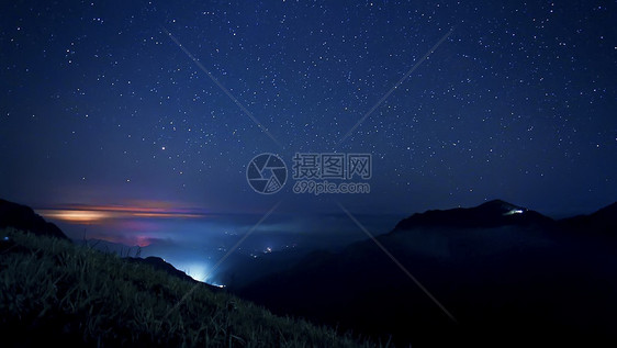 山顶的夜景图片