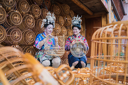 贵州遵义鸟笼之乡苗女手编鸟笼背景