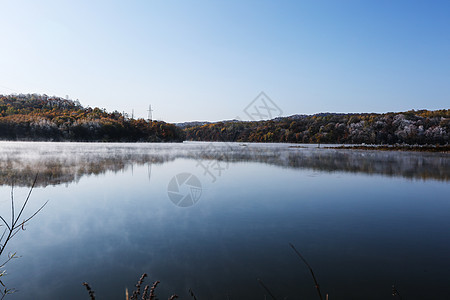 冬天平静的湖水背景图片