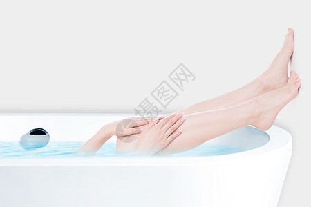 浴缸中的女性腿图片